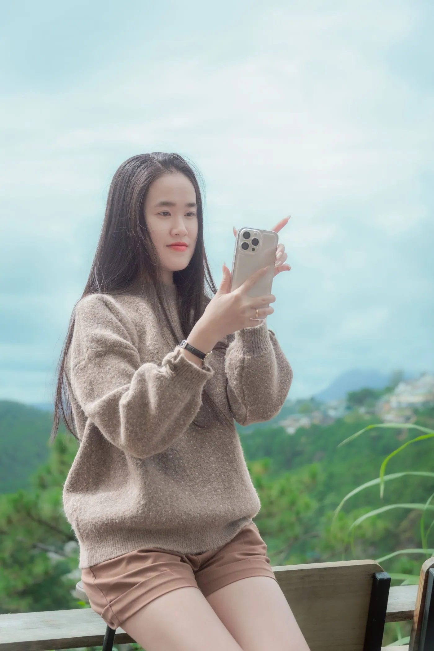 An outdoor smartphone moment